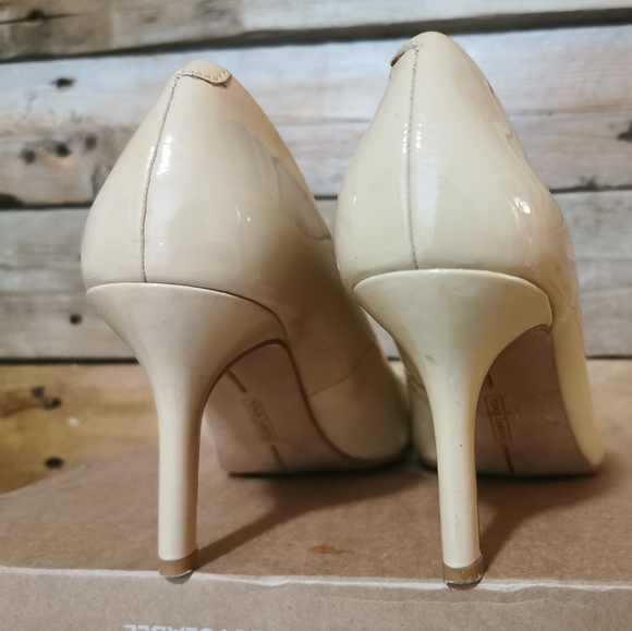 Vince Camuto Patent Beige Sariah Heels size 6.5 - Picture 4 of 14